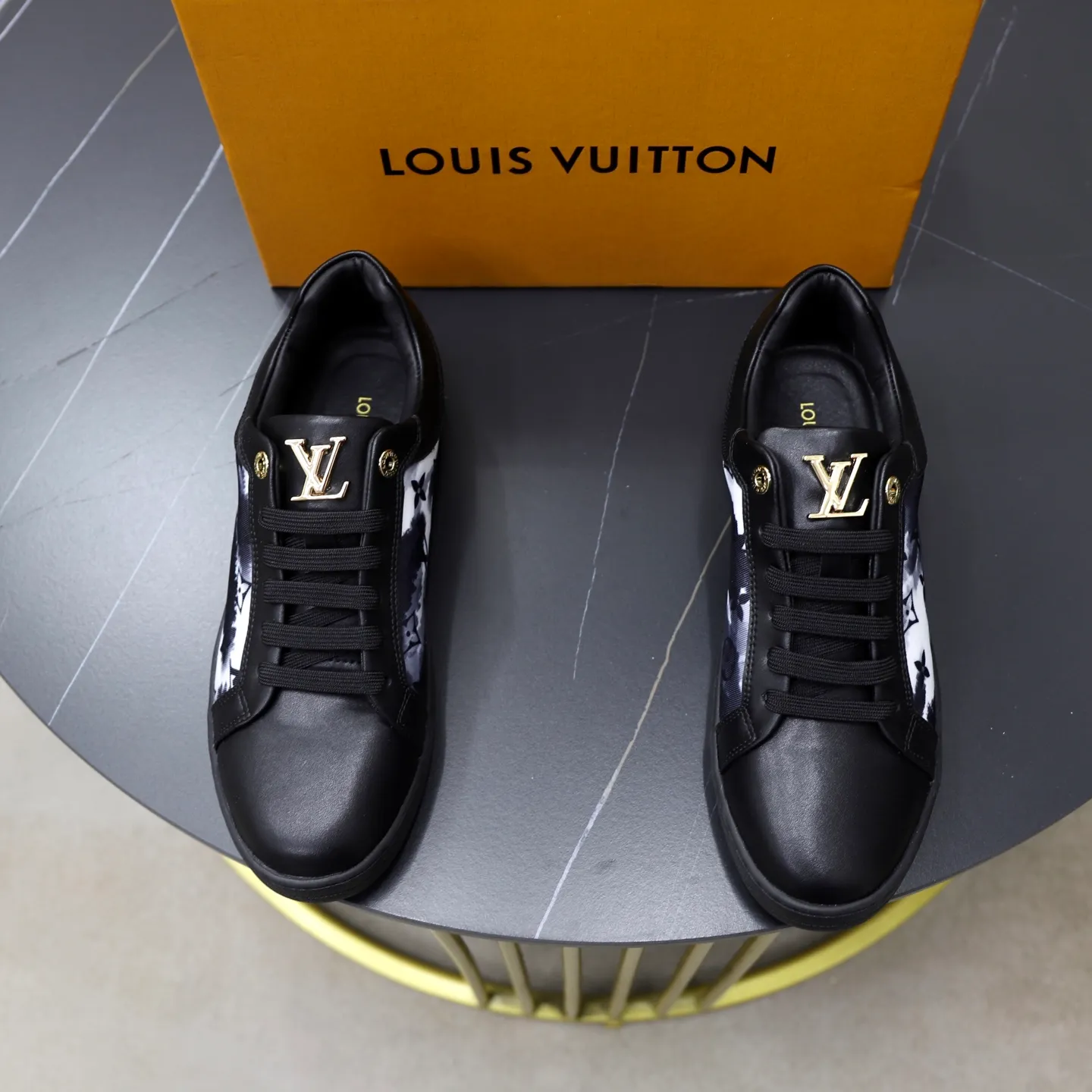 Ex-factory price: 400💰🙅‍♂️🙅‍♂️🙅‍♂️ Brand: LV Louis Vuitton Standard code: 38-44 (45 customized) Grade: Same as the official website Material: Original material splicing Comfortable and breathable lining Lightweight and wear-resistant sports outsole Style category: Men's fashionable casual shoes Running sneakers Distinguished luxury brand elements Top luxury Color: actual picture color